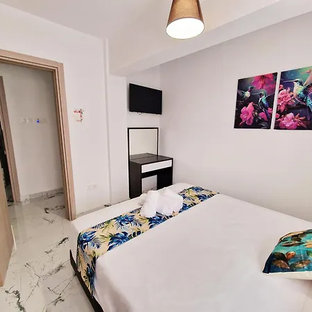 Parrots Paradise 100m From Finikoudes Beachfront لارنكا