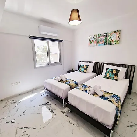 Parrots Paradise 100m From Finikoudes Beachfront Larnaka