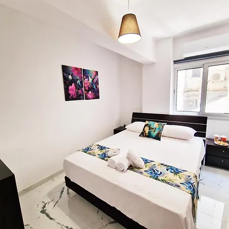 Parrots Paradise 100m From Finikoudes Beachfront Appartamento