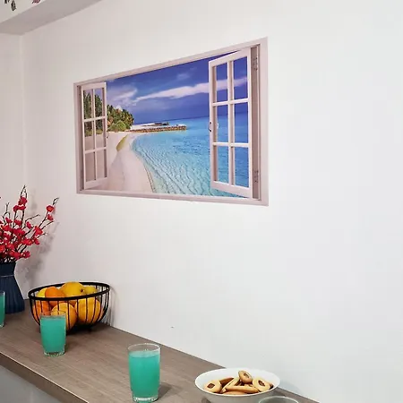 Parrots Paradise 100m From Finikoudes Beachfront Apartament Larnaca