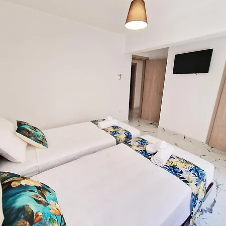 Parrots Paradise 100m From Finikoudes Beachfront *