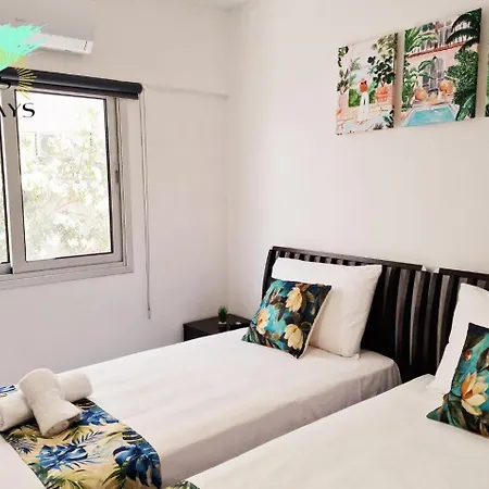 Parrots Paradise 100m From Finikoudes Beachfront Apartamento