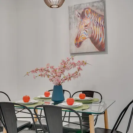 Parrots Paradise 100m From Finikoudes Beachfront Apartamento