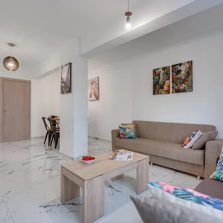 Parrots Paradise 100m From Finikoudes Beachfront Lárnaca