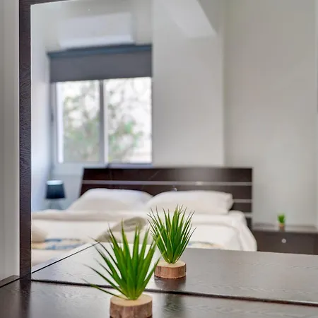 Apartmán Parrots Paradise 100m From Finikoudes Beachfront Larnaca