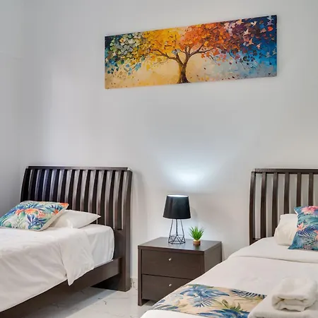 Parrots Paradise 100m From Finikoudes Beachfront Apartamento