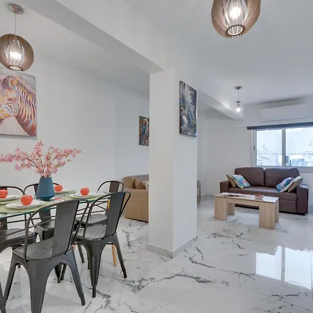 Parrots Paradise 100m From Finikoudes Beachfront Apartamento