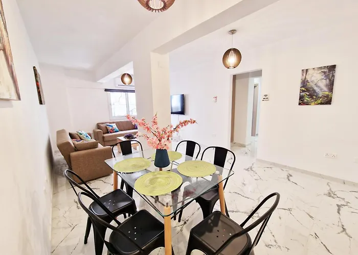 Apartmán Parrots Paradise 100m From Finikoudes Beachfront *