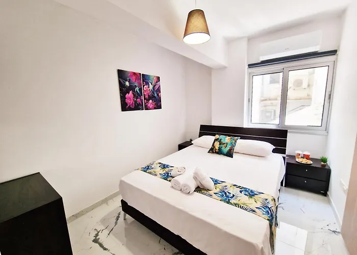 Parrots Paradise 100m From Finikoudes Beachfront Apartmán