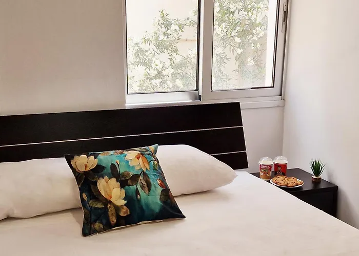 Parrots Paradise 100m From Finikoudes Beachfront