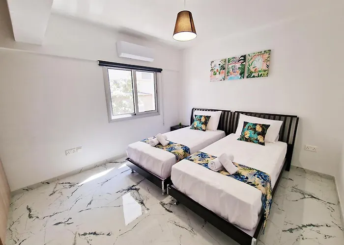 Parrots Paradise 100m From Finikoudes Beachfront Larnaca