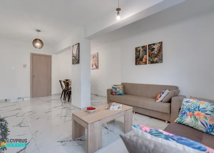 Parrots Paradise 100m From Finikoudes Beachfront Larnaca