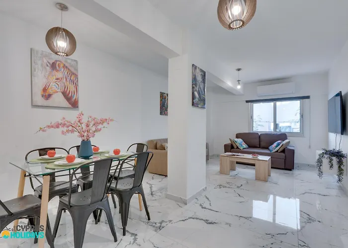 Parrots Paradise 100m From Finikoudes Beachfront Apartamento