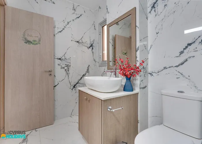 Parrots Paradise 100m From Finikoudes Beachfront * Lárnaca