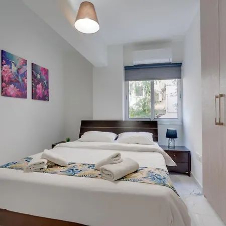 Parrots Paradise 100m From Finikoudes Beachfront * ラルナカ