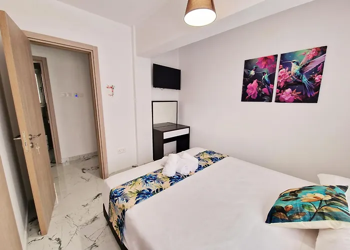 Parrots Paradise 100m From Finikoudes Beachfront ラルナカ