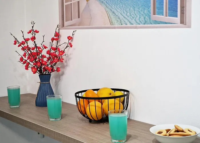 Parrots Paradise 100m From Finikoudes Beachfront アパート ラルナカ