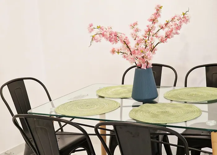 Parrots Paradise 100m From Finikoudes Beachfront アパート *