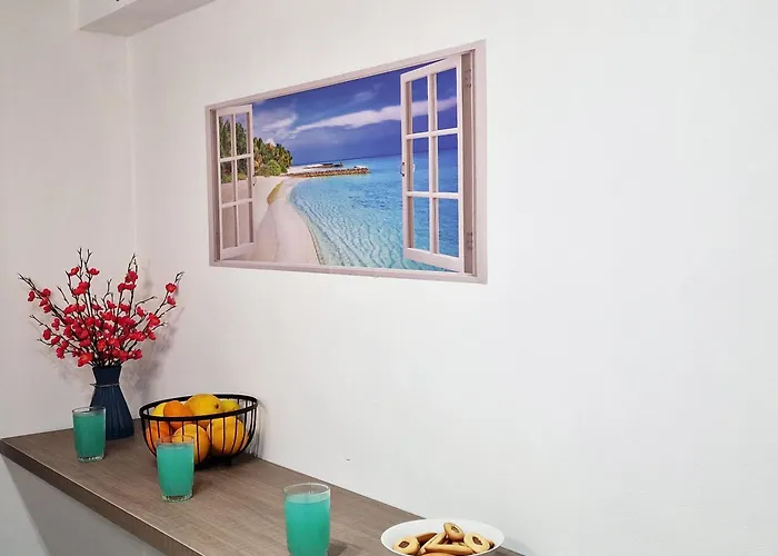 Parrots Paradise 100m From Finikoudes Beachfront アパート ラルナカ