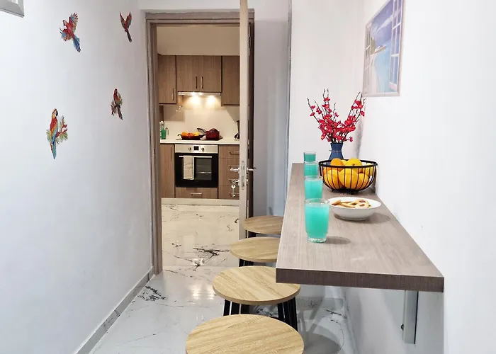 Parrots Paradise 100m From Finikoudes Beachfront