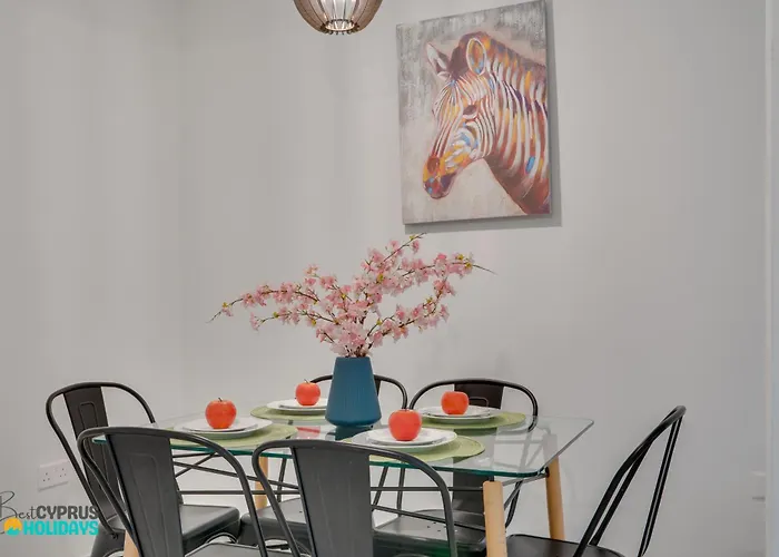 Parrots Paradise 100m From Finikoudes Beachfront アパート