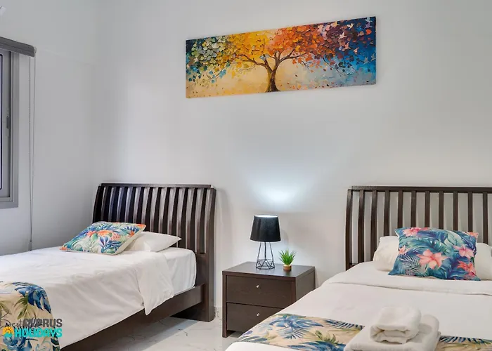 Parrots Paradise 100m From Finikoudes Beachfront アパート