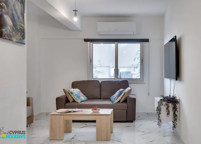 Parrots Paradise 100m From Finikoudes Beachfront アパート