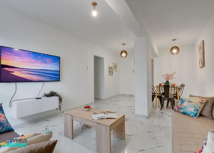 Parrots Paradise 100m From Finikoudes Beachfront * ラルナカ